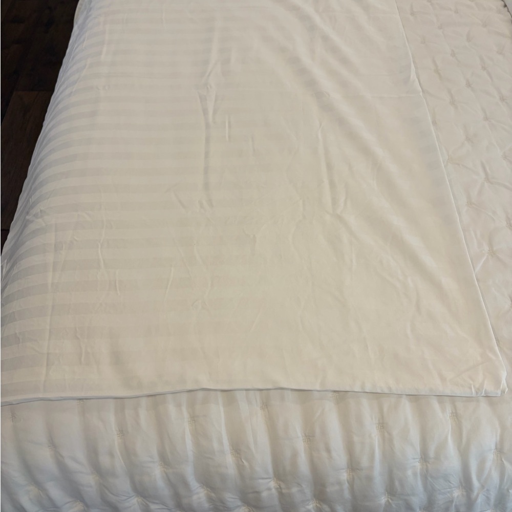 Luxurious White Bedding Sheets with Fitted Sheet, Flat Sheet, and 2 Pillow Cases